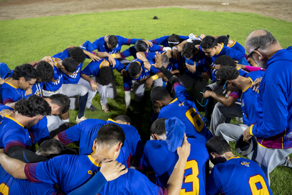 el equipo de caribbean oró al finalizar el partido como acto de gratitud a dios. (luis ortiz lai)